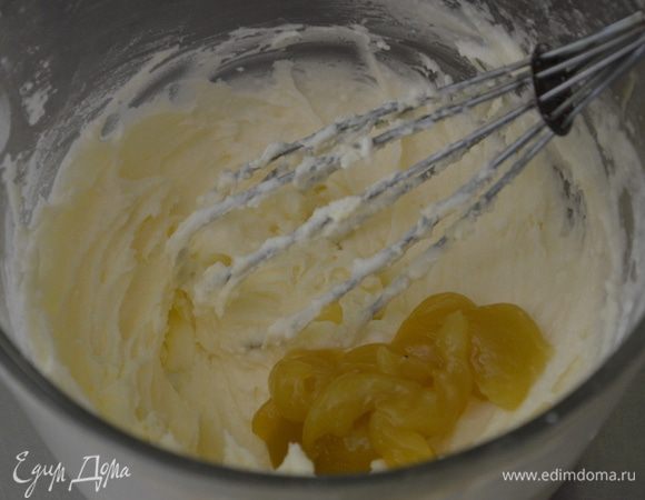 Приготовим глазурь. Поставим на 20 секунд в микроволновку сливочное масло. Просеем сахарную пудру и перемешаем с маслом вручную или миксером на скорости. Добавим лимонный курд. Перемешаем. В кондитерский пакет переложим маслянную смесь, используем насадку звездочку. Выдавливаем глазурь по кругу на каждый капкейк.