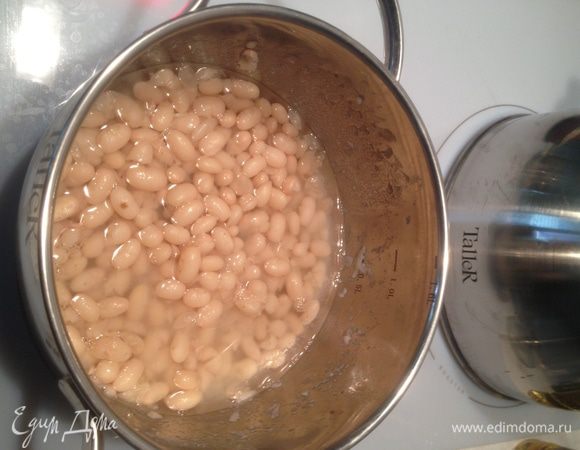 Фасоль на ночь замочить, с утра отварить до полуготовности, воду не выливать (можно хорошенько посолить, в дальнейшем фасоль отдаст соль супу)