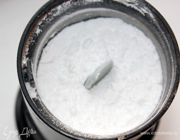 Сахар перемолите в пудру. Творог перетрите через сито или просто взбейте с помощью миксера в однородную массу.