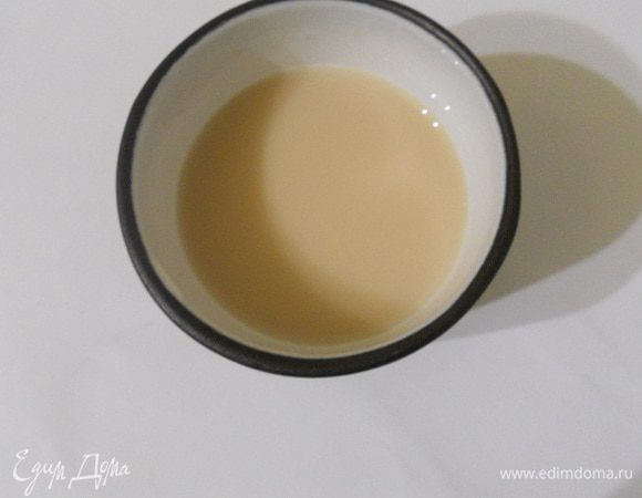 Дрожжи разести водой и дать постоять 5 минут.