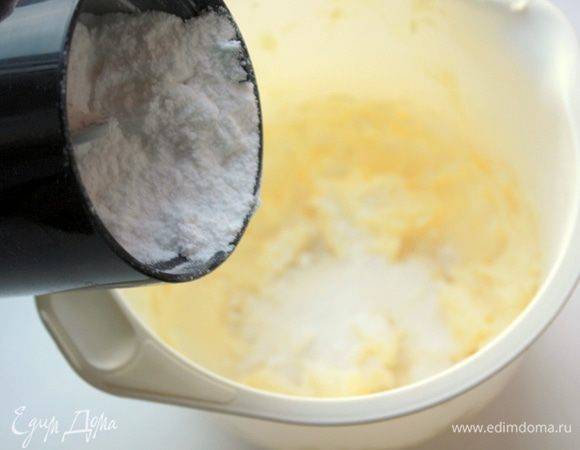 Размягченное сливочное масло (совсем мягкое, оно должно полежать некоторое время при комнатной температуре) взбейте миксером. Затем смешайте масло с творогом, добавьте сахарную пудру.