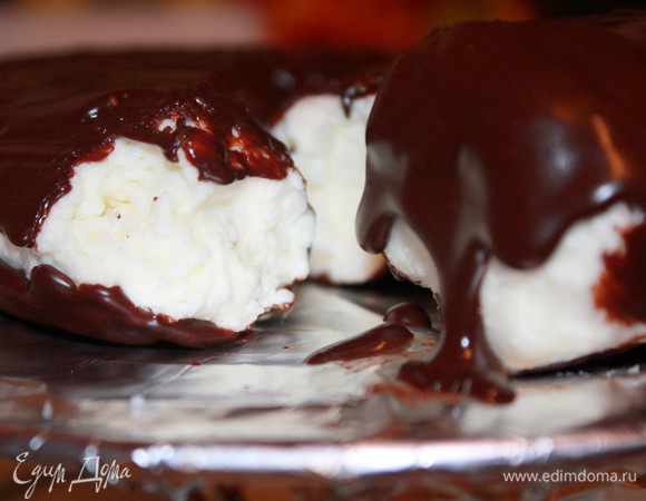 Растопите шоколад на водяной бане, добавьте сливочное масло. Достаньте творожные сырки из морозилки, обмакните в шоколадную глазурь (я делала в два этапа). Можно воспользоваться кулинарной кисточкой. Уберите в холодильник на несколько часов (лучше — на ночь).