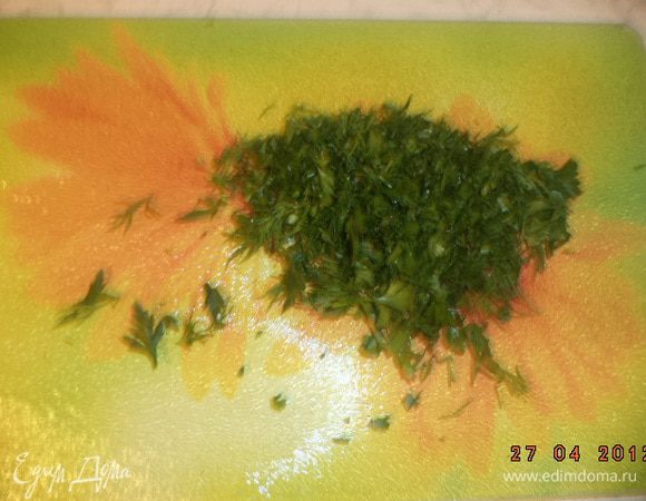Пучок зелени мелко порезать.