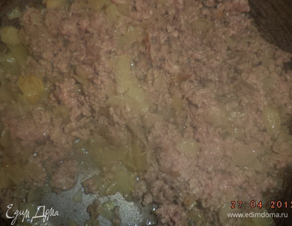 Добавить фарш, размять вилкой, тушить под крышкой 10-15 минут. Посолить, поперчить, перемешать, снять с огня. Остудить.