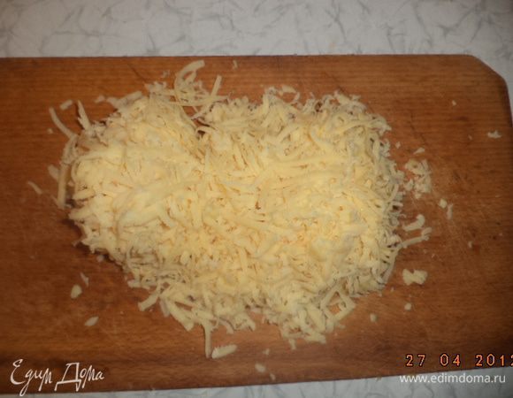 Сыр натереть на крупной тёрке. Помидоры нарезать кружочками.