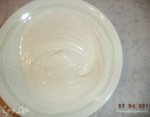 Приготовить соус. Соединить майонез со сметаной, перемешать.