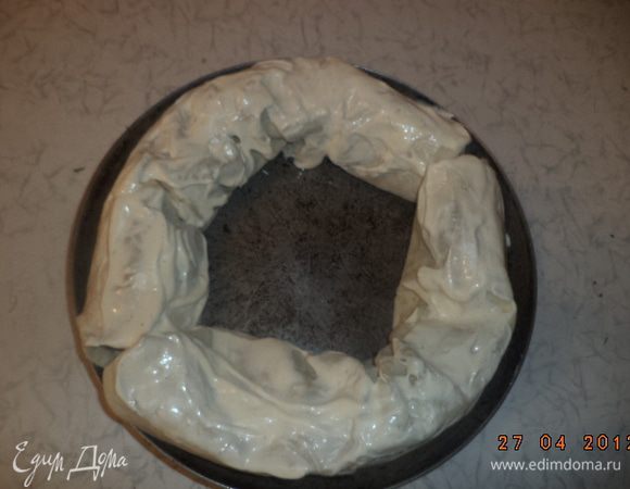 Свернуть лаваш рулетом.Выложить его в круглую форму для запекания.  Так же сделать второй рулет. Полить рулеты сверху оставшейся половиной  соуса .  Запекать при температуре 180 градусов 15-20 минут до подрумянивания.  .