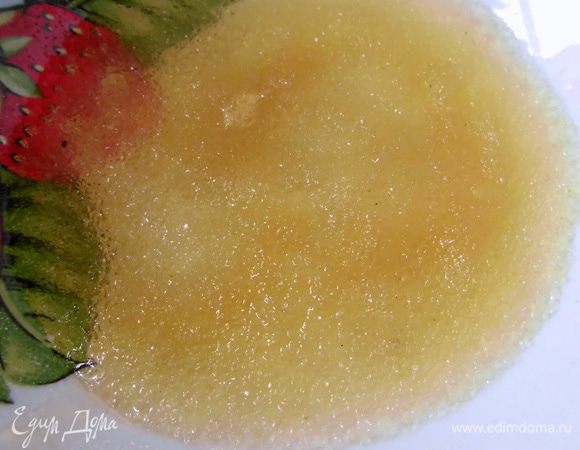 Желатин замочить в 3 ст. л. холодной воды и оставить набухать на 10-15 минут.