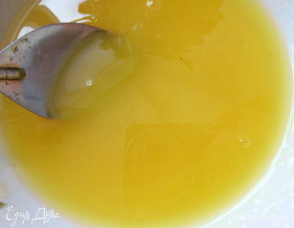 В оригинале сливки нужно было довести до кипения вместе с сахаром, но я хотела, чтобы десерт получился более полезным, поэтому греть не стала. А мёд развела в небольшом количестве холодной воды и протерла 2 раза через сито (чтобы избавить от всех кристаллов). 