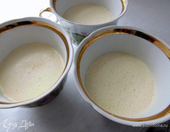 Желатин распустить на огне (или добавить в горячим сливкам, если Вы их грели), добавить его в мёд. Ввести желатиново-медовую массу в сливки, взбивая. Небольшие чашечки или стаканчики смазать сливочным маслом (я взяла старые чашки, которыми мы никогда не пользовались, но которые идеально подошли по своей форме для моего желе) и разлить в них сливки. Поставить в холодильник до полного застывания. У меня ушло 3-4 часа. 