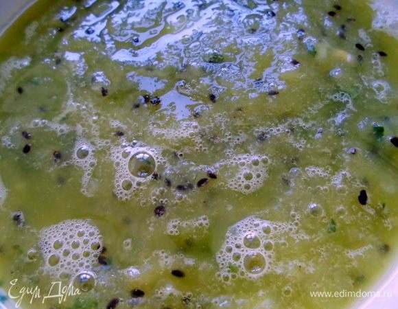 Для соуса киви почистить, нарезать, добавить мяту, мёд и взбить все в блендере до однородной массы. Советую приготовить соуса побольше! Готовое желе опустить в горячую воду на несколько секунд, перевернуть на тарелку. Полить соусом, и украсить мятой. Очень вкусно подать соус еще отдельно!