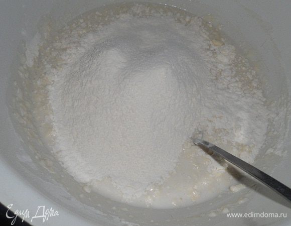 В молоко (250 мл) влить дрожжи, перемешать, добавить половину муки - перемешать и накрыть пленкой, поставить в теплое есто для увелечения массы вдвое.