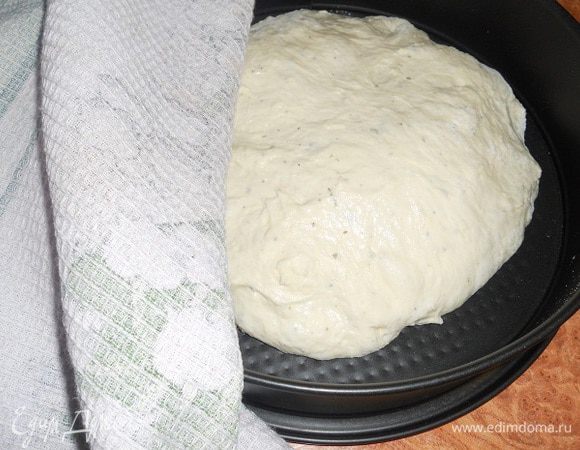Перемешиваем тесто лопаточкой, перекладываем в форму, накрываем полотенцем и оставляем на 2 - 3 часа для увелечения массы втрое.
