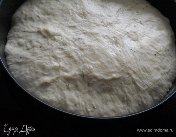 Через 1.5 часа у меня вот так поднялось, я оставила еще на 40 минут. Переносить форму с тестом в духовку нужно очень осторожно!!!! Выпекать домашнюю чиабатту следует при не высокой температуре 160 градусов. При выпечке чиабатты на нижнюю полку духовки я ставлю маленькую мисочку с 60 мл кипятка. При достижении золотистой корочки достаю хлеб, у меня печется 35-40 минут. 