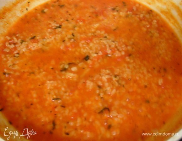 Добавить соль, перец, консервированные томаты и тушить 5 мин.