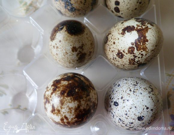 Берем перепелинные яйца. Количество шампиньонов зависит от количества яиц.