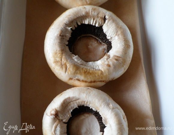 Укладываем шляпки грибов в форму для запекания или на лист, предлагаю застелить бумагой.