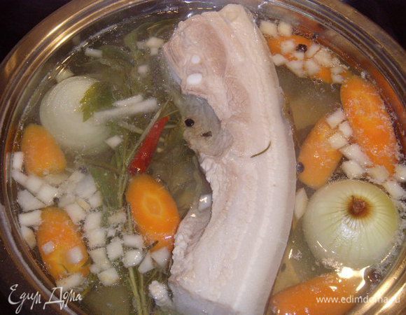 Ещё горячий почерёвок извлечь из отвара и сделать в нем надрезы.