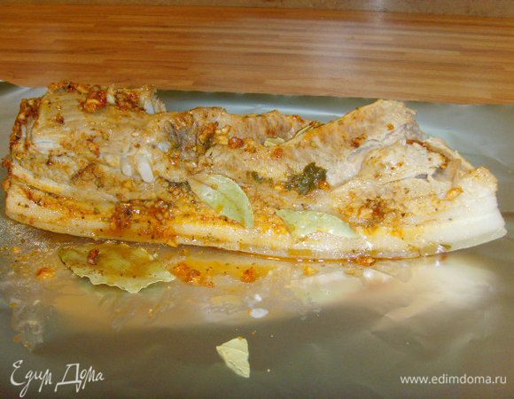 Нашпиговать смесью чеснока, натереть ею мясо со всех сторон, обложить лавровым листом, завернуть в фольгу, остудить. Положить на ночь в холодильник.