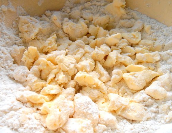 Порубить ножом на кусочки.