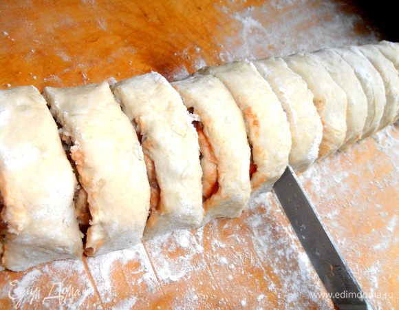Готовый рулет делим на части по 2 см шириной. Совет: нож перед каждым кусочком окунать в муку,чтобы не помять кружок теста...