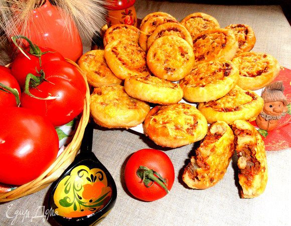 Вкуснее всего их разламывать....,тесто похоже на слоёное!