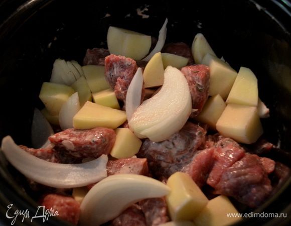 Говядину смешать с крахмалом,добавить затем лук и картофель . Переложить все в слоукукер.