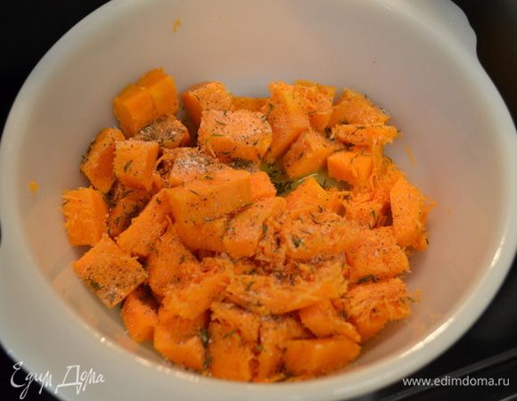 Очистить баттернат тыкву. Порезать кубиками. Смешать в оливковом масле.
Затем смесью сухой 1 ч.л.