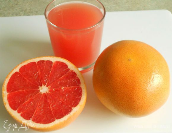 Выжать сок из 2 грейпфрутов и процедить. У меня получилось 300 мл, но грейпфруты были очень крупные, достаточно 200 мл.