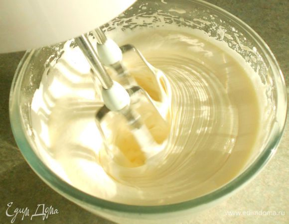 Желтки растереть с сахарной пудрой и взбить с солью и 3 ст.л. горячей воды электрическим миксером до густой белой массы.