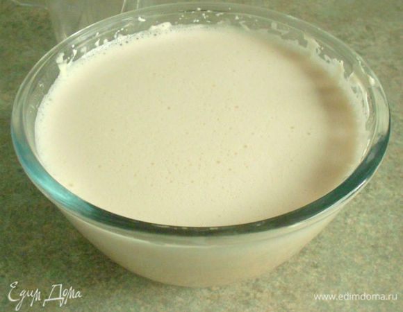 Затем влить в неё грейпфрутовый сок и размешать венчиком.