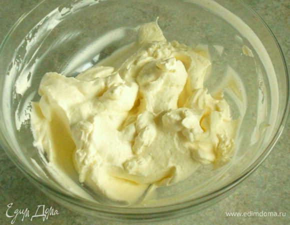 
Взбить сливки с ванильным сахаром.