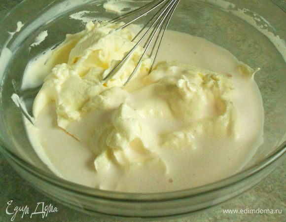 Соединить две смеси и тщательно перемешать венчиком.