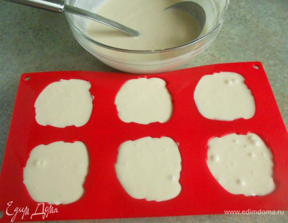 Полученную массу залить в формочки и поставить в холодильник на ночь. (Из указанного количества продуктов получается приблизительно 10 порций парфе.) Подавать в вазочках к пирожному "Шоколадный замок".  Украсить дольками  оставшегося грейпфрута. От себя хочу добавить, что если подавать парфе не в вазочках, а рядом с пирожным, то лучше выложить его на  1 ст.л. молотого миндаля. Он не позволит подтаявшему парфе сразу же растекаться по тарелке, ну, и вкус ореха здесь не лишний.