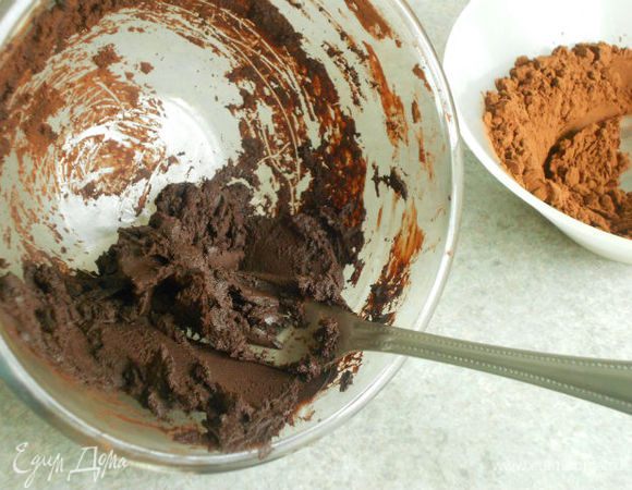 Теперь приступаем к пирожным.  Шоколадное масло с таким содержанием какаю я не нашла, поэтому просто  заранее смешала сливочное масло (55 г) с какао (45 г) и добавила немного  жирных сливок. На 3 ч. оставила при комнатной t , чтобы какао лучше "растворилось". 