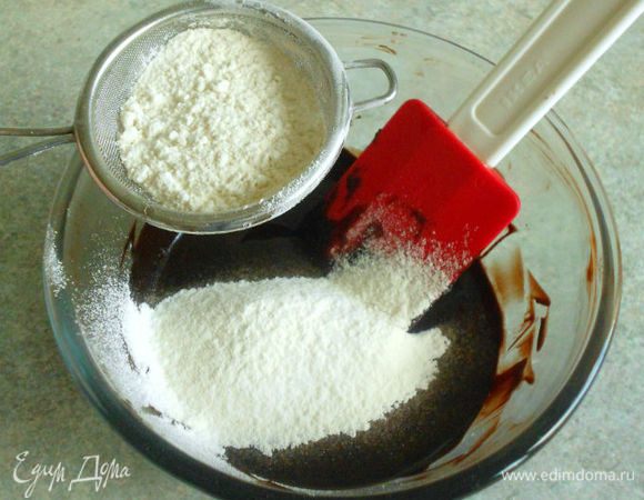 Шоколадное масло  и 35 г солёного растопить на водяной бане. Муку просеять к масляно-шоколадной смеси.