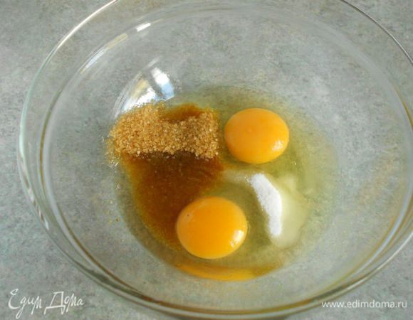 Яйца взбить с коричневым и ванильным сахаром.