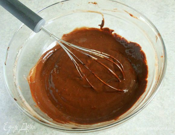 Соединить обе смеси и хорошо перемешать венчиком.