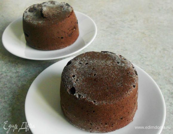 Выпекать в разогретой до 220*С духовке 6-10 мин в зависимости от величины формочек.

"Шоколадный замок" пропекается только снаружи, внутри тесто должно остаться жидким . Достать из духовки, осторожно провести ножом между стенками и тестом и вытряхнуть на блюдо. На мой взгляд пирожные получились идеальные!