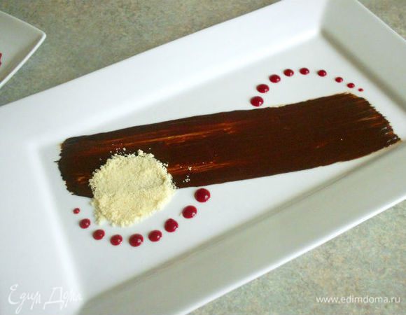 Готовые пирожные присыпать сахарной пудрой. Подавать горячими вместе с грепфрутовым парфе.  Я немного пофантазировала и сделала вот такую "базу" под десерт из расплавленного шоколада, ягодного соуса и миндаля.