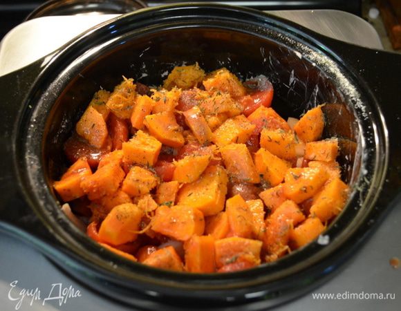 Выложить поверх овощей и мяса. Затем приготовленный баттернат. Вылить сок от помидор в слоукукер. Закрыть крышкой. 