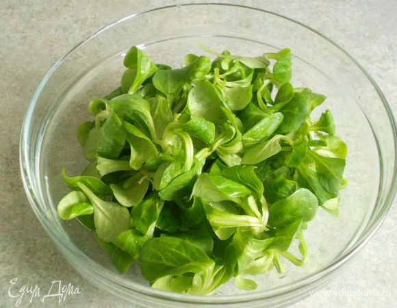 Салат почистить (обрезать корешки), помыть и обсушить.