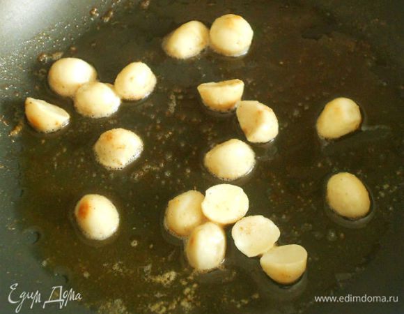 Орехи макадамия поджарить на сливочном масле до золотистого цвета. Ветчину обжарить до хрустящей корочки.