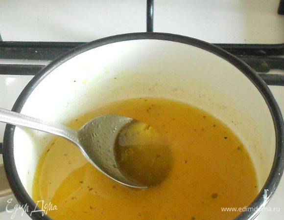 Вскипятить бульон,  добавив в него уксус, соль, перец, мёд и оливковое масло.