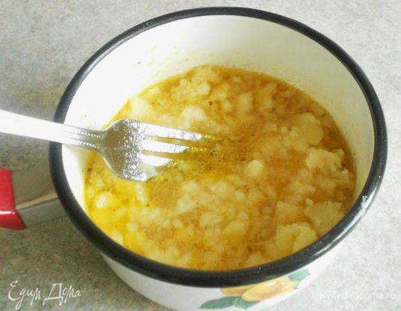 Картофелину очистить и хорошо размять в бульоне. (По авторской версии предлагается взбивать венчиком).