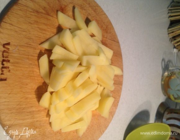 Нарезаем брусочками картофель (брусочки будут красиво на ложке смотреться вместе с зеленой фасолью)