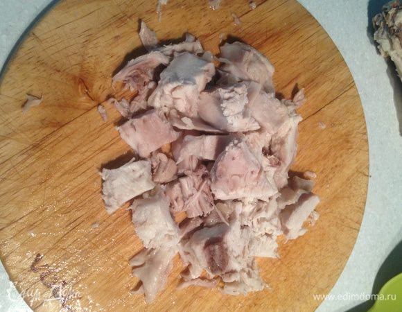 Достаем из бульона мясо и его нарезаем. 