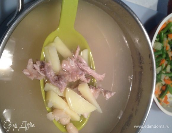 В бульон кладем картофель, фасоль и мясо. Варим до полуготовности картофеля.