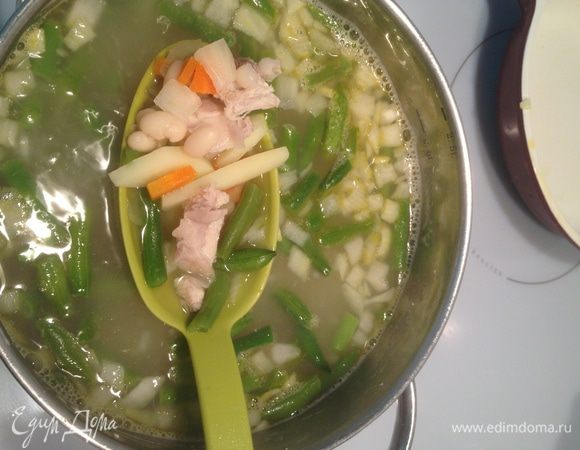 Добавляем овощи со сковородки, варим до готовности белой фасоли.