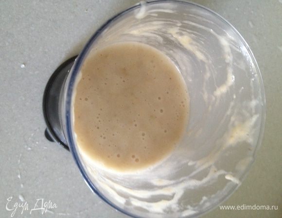 Взбить блендером бананы до тягучей массы. Это наш связующий ингридиент вместо яиц.